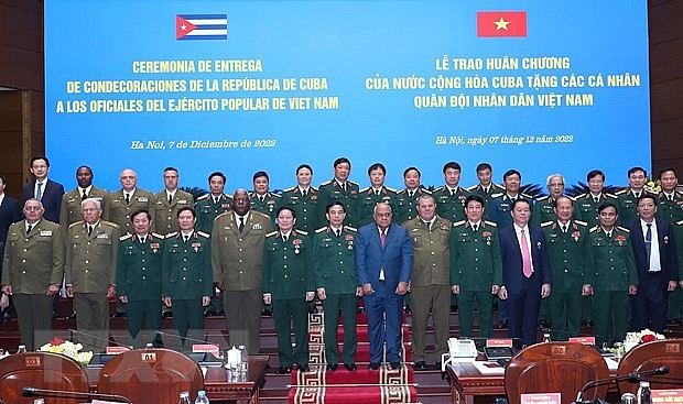 Cuba trao Huân chương tặng các cán bộ quân đội nhân dân Việt Nam