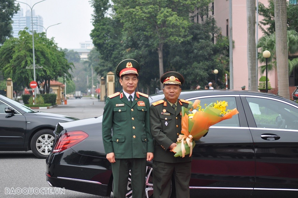 (12.07) Bộ trưởng Quốc phòng Phan Văn Giang tiếp Phó Thủ tướng, Bộ trưởng Quốc phòng Lào Chansamon Chanyalath tại trụ sở Bộ Quốc phòng chiều ngày 7/12. (Ảnh: Minh Quân)