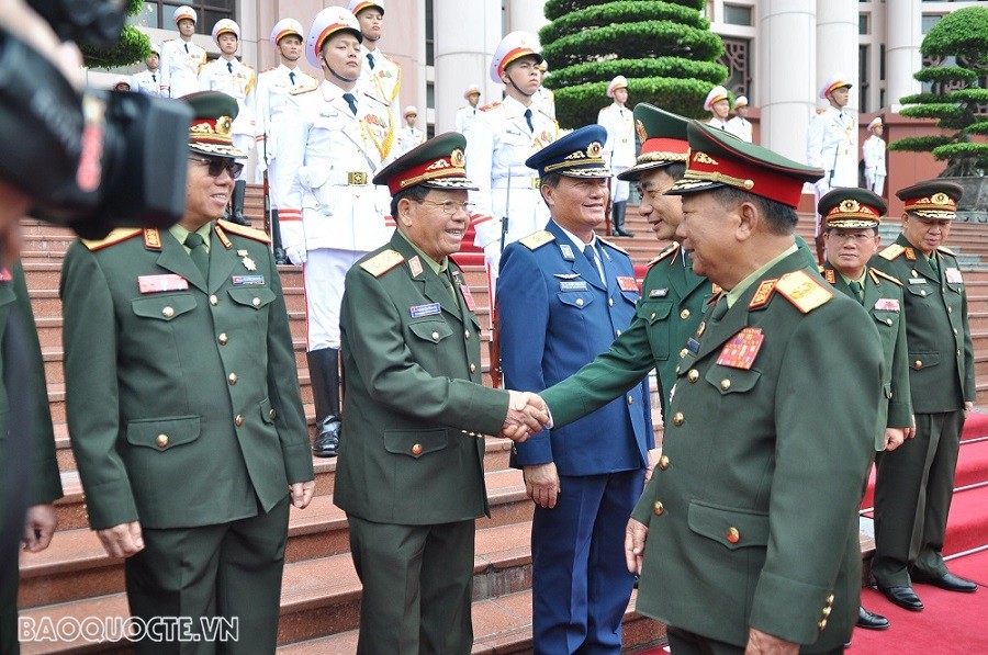 (12.07) Bộ trưởng Quốc phòng Việt Nam Phan Văn Giang chào thành viên Đoàn đại biểu cáp cao Bộ Quốc phòng Lào. (Ảnh: Minh Quân)