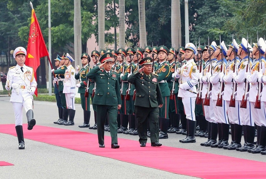 (12.07) Hai Bộ trưởng Quốc phòng Việt Nam và Lào duyệt đội danh dự. (Nguồn: Trọng Đức/TTXVN)