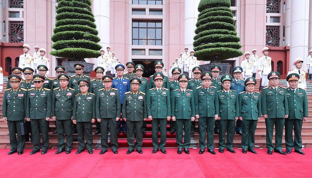 (12.07) Đoàn đại biểu cấp cao Bộ Quốc phòng Lào và phía Việt Nam chụp ảnh lưu niệm. (Nguồn: Trọng Đức/TTXVN)