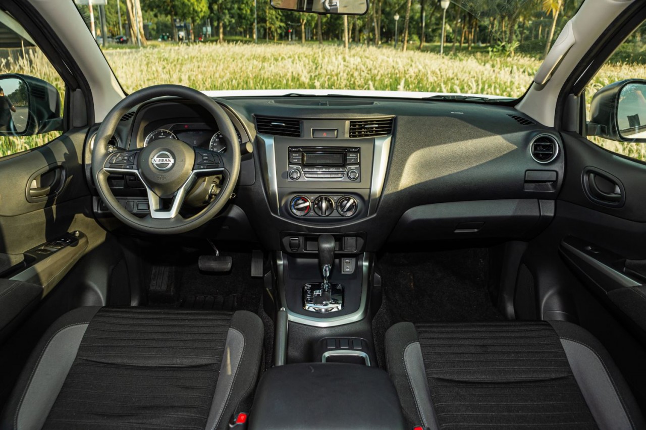 ห้องโดยสารภายในของ Nissan Navara EL 2WD ค่อนข้างเรียบง่ายเมื่อเทียบกับรุ่นท็อป