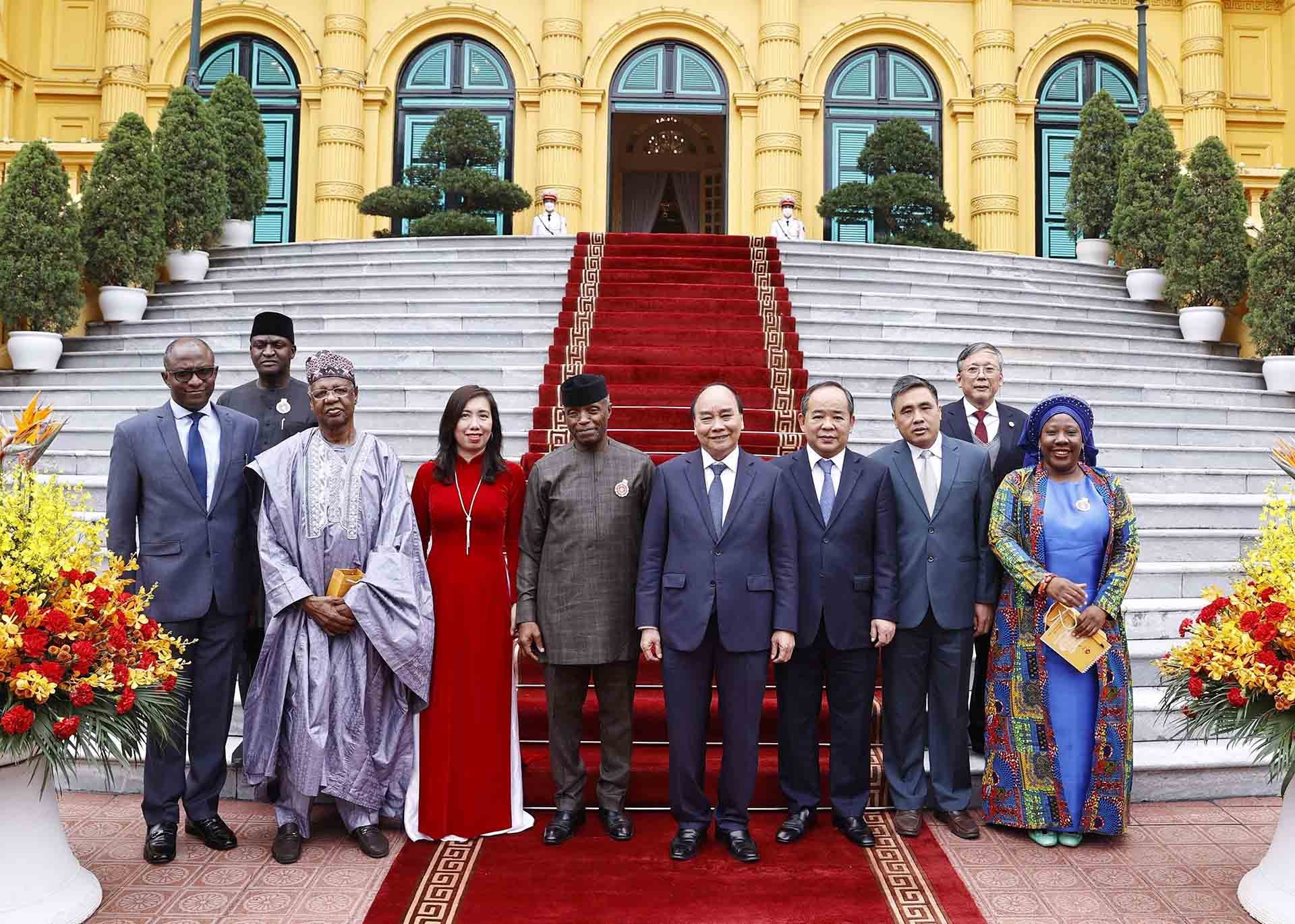 Chủ tịch nước Nguyễn Xuân Phúc chụp ảnh lưu niệm với Phó Tổng thống CHLB Nigeria Yemi Osinbajo và các đại biểu. (Nguồn: TTXVN)