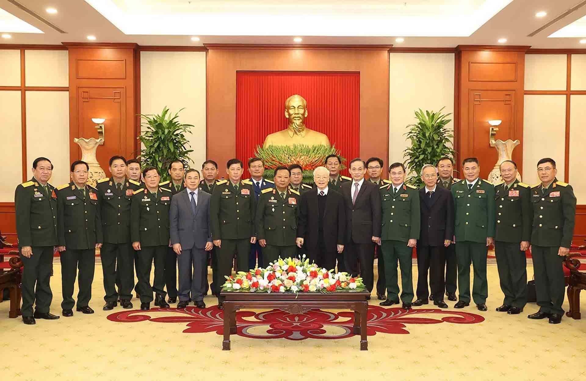 Tổng Bí thư Nguyễn Phú Trọng và Ủy viên Bộ Chính trị, Phó Thủ tướng, Bộ trưởng Bộ Quốc phòng Lào Chansamon Chanylath chụp ảnh chung với các đại biểu. (Nguồn: TTXVN)