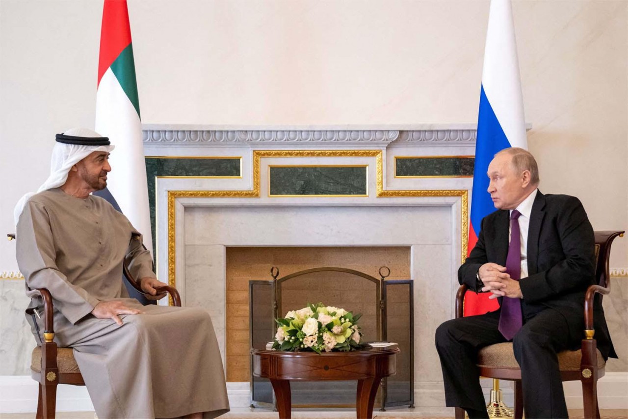 (12.07) Tổng thống Nga Vladimir Putin và Tổng thống UAE, Hoàng Thái tử Mohammed bin Zayed al-Nahyan trong cuộc thảo luận tại St. Petersburg ngày 11/10. (Nguồn: Middle East Online)
