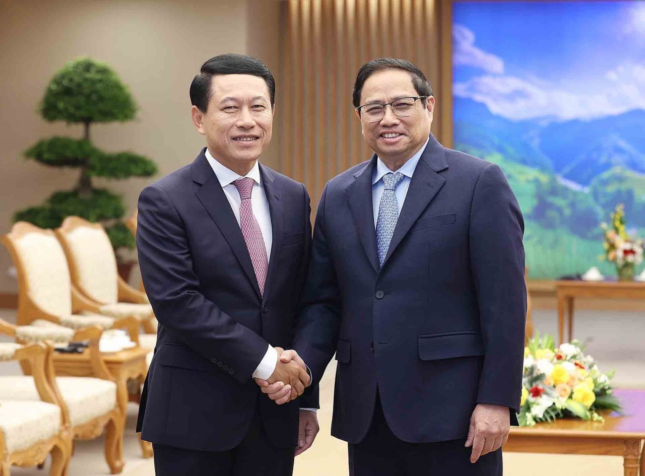 Prime Minister Pham Minh Chinh receives Lao Deputy PM, Foreign Minister