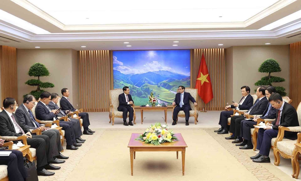 Prime Minister Pham Minh Chinh receives Lao Deputy PM, Foreign Minister