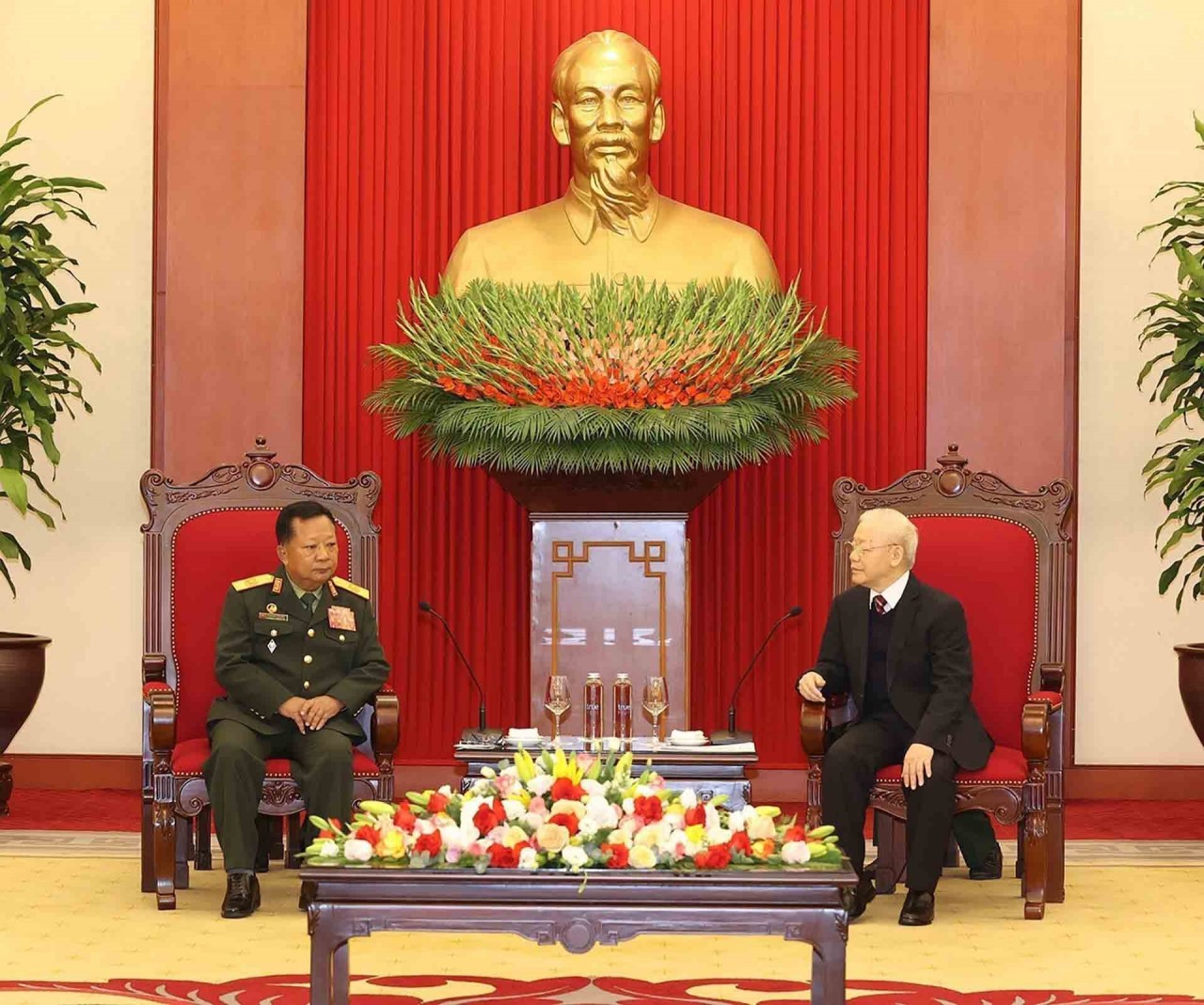 General Secretary Nguyen Phu Trong receive Lao Deputy PM, Defence Minister