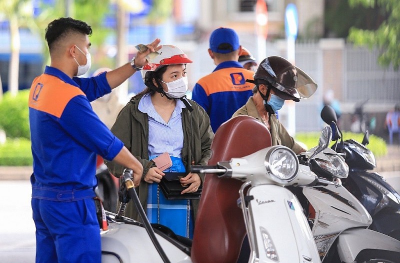 Giá xăng dầu hôm nay 8/12: Rơi 'thẳng đứng', chạm mốc gần thấp nhất trong năm; giá xăng trong nước có giảm mạnh?
