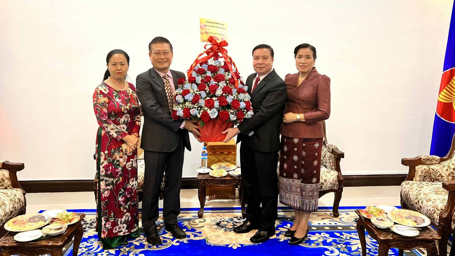 Đại sứ Lý Quốc Tuấn chúc mừng Đại sứ Lào Heuangseng Khamdalavong nhân dịp kỷ niệm 47 năm Quốc khánh Lào.