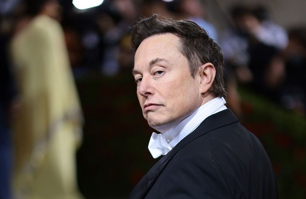 Dành nhiều bận tâm cho Twitter, tỷ phú Elon Musk suýt 'rơi' ngôi giàu nhất thế giới