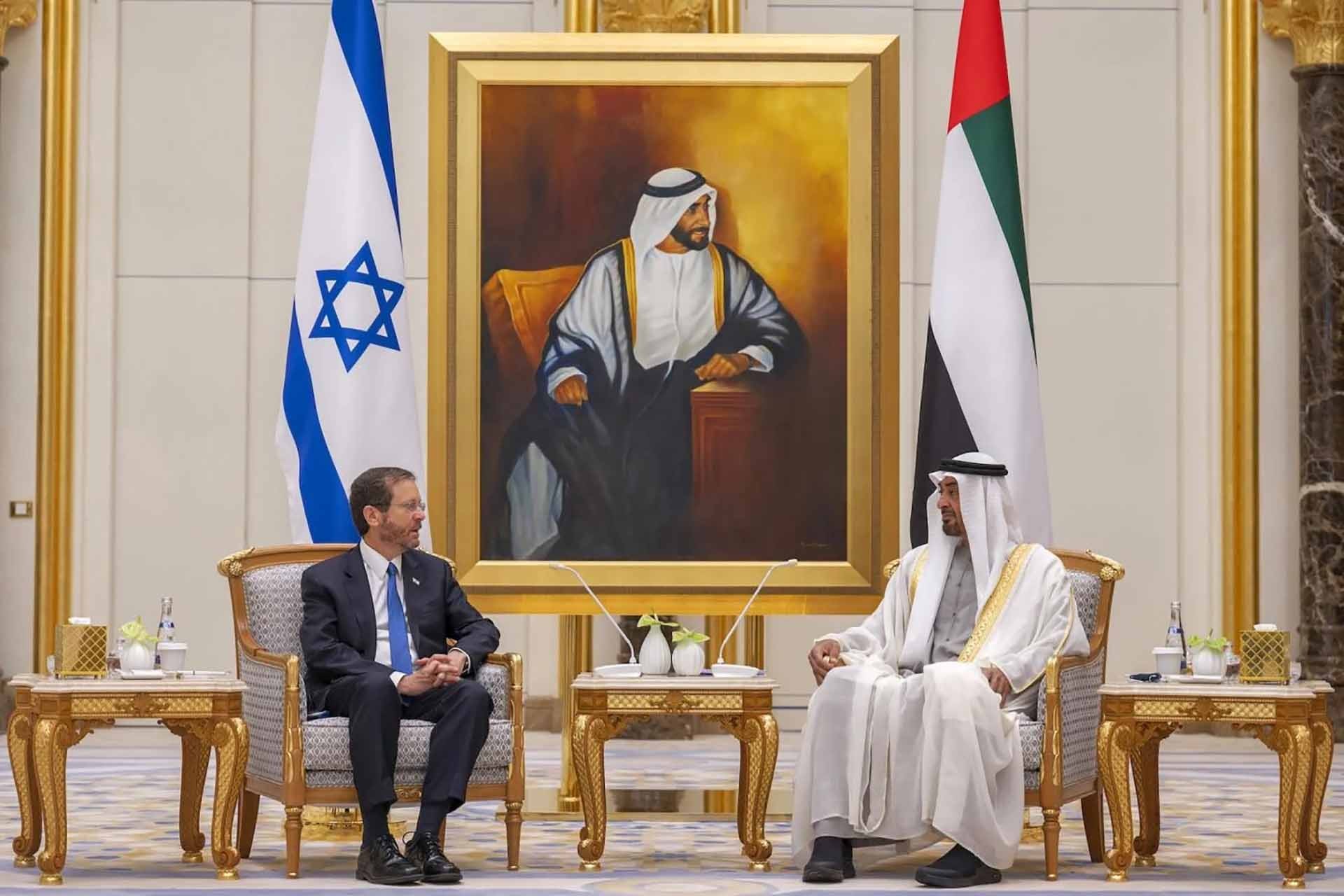 Tổng thống Israel Isaac Herzog và Tổng thống UAE Mohammed bin Zayed Al Nahyan trong cuộc gặp ngày 5/12 tại Abu Dhabi. (Nguồn: AFP)