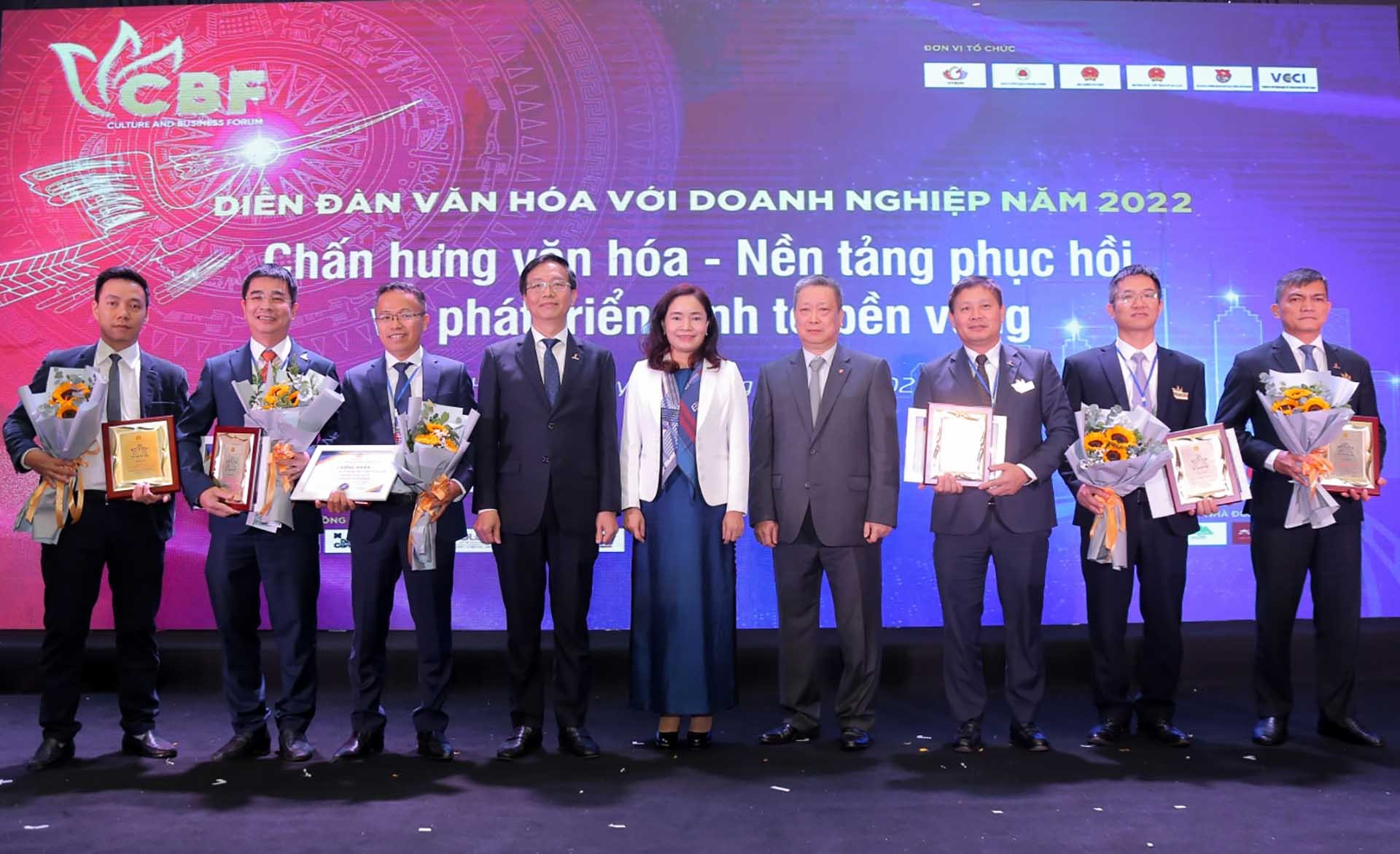 Sáu doanh nghiệp thuộc PetroVietnam được tôn vinh và trao chứng nhận “Doanh nghiệp đạt chuẩn Văn hoá kinh doanh Việt Nam” năm 2022.
