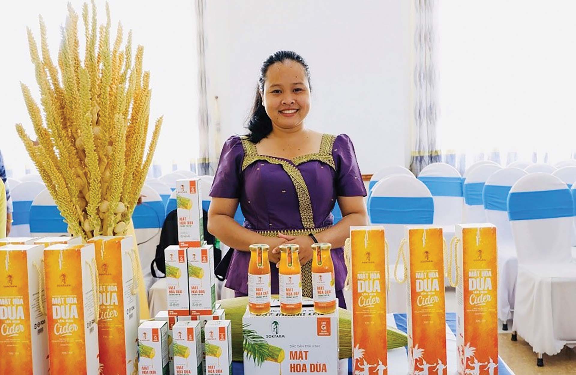 Chị Thạch Thị Chal Thi bên sản phẩm mật hoa dừa. (Ảnh: NVCC)