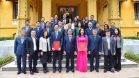 Trao quyết định bổ nhiệm Thứ trưởng Ngoại giao Lê Thị Thu Hằng và Đỗ Hùng Việt