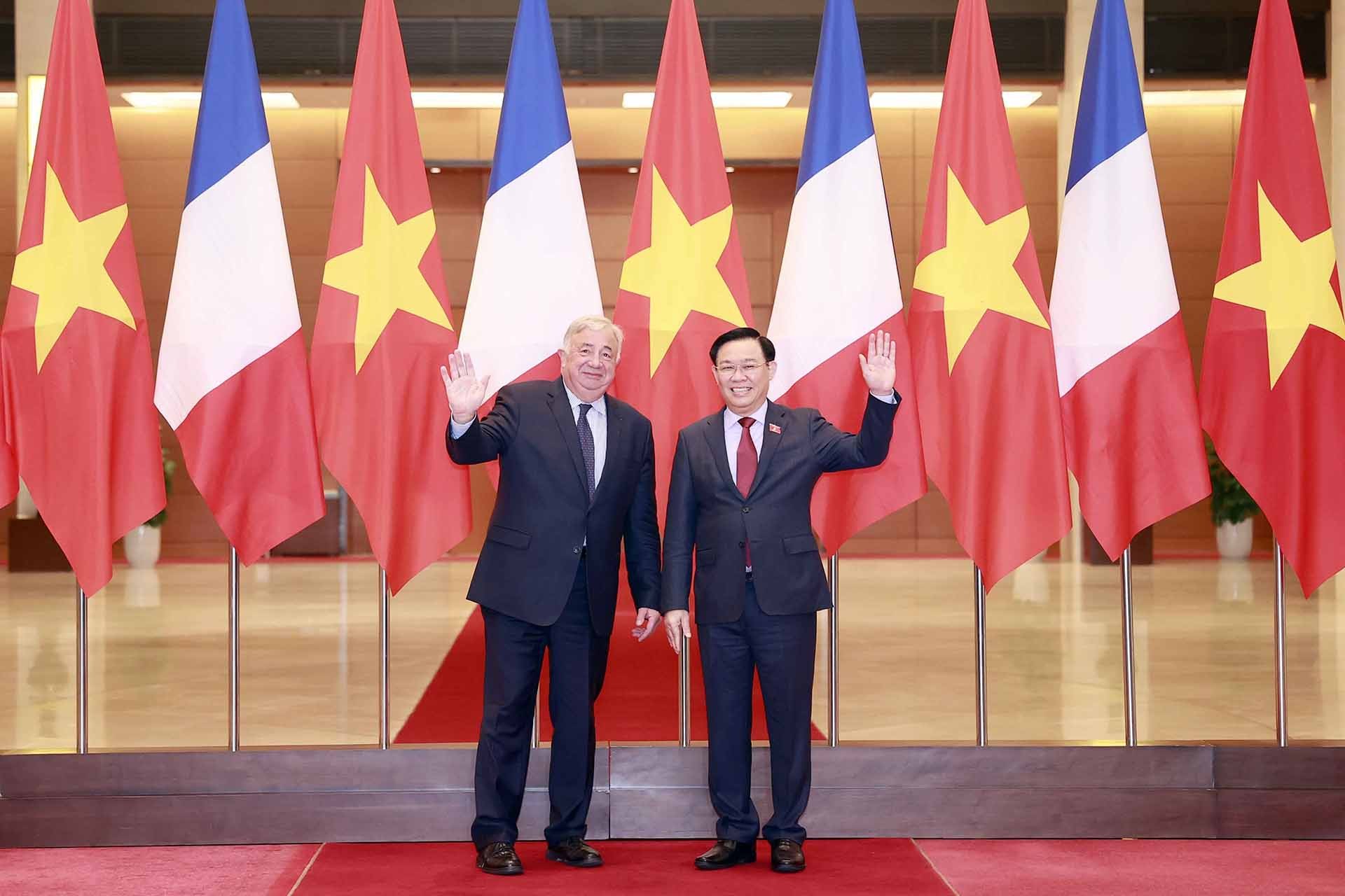 Chủ tịch Quốc hội Vương Đình Huệ và Chủ tịch Thượng viện Cộng hòa Pháp Gérard Larcher. (Nguồn: TTXVN)