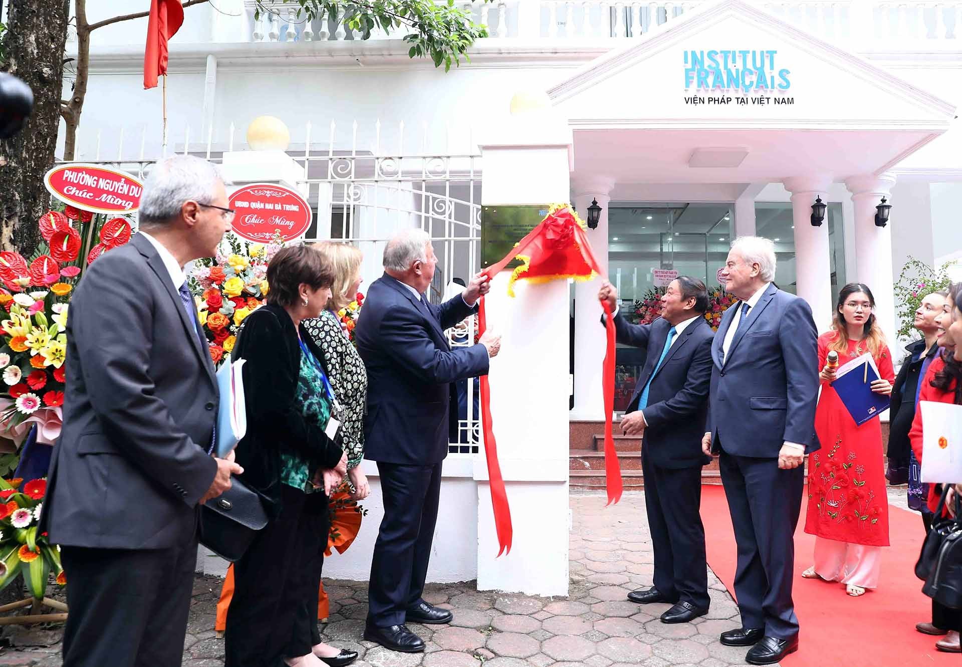 Chủ tịch Thượng viện Cộng hòa Pháp Gérard Larcher và Bộ trưởng Bộ Văn hoá, Thể thao và Du lịch Nguyễn Văn Hùng thực hiện nghi thức khai trương Viện Pháp tại Việt Nam. (Nguồn: TTXVN)