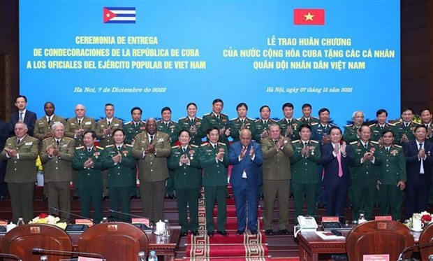 Cuba’s orders presented to Vietnamese Army officers in Hanoi