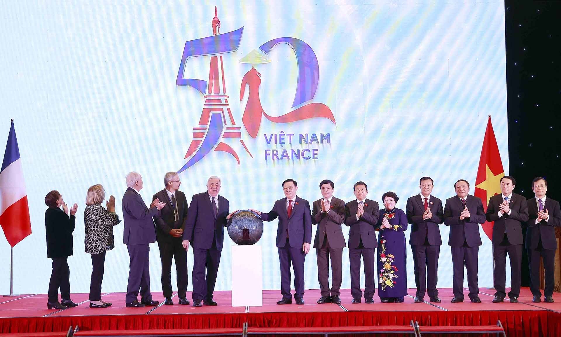 Chủ tịch Quốc hội Vương Đình Huệ và Chủ tịch Thượng viện Cộng hòa Pháp Gérard Larcher và đại biểu thực hiện nghi thức khởi động các sự kiện kỷ niệm 50 năm thiết lập quan hệ ngoại giao Việt Nam-Pháp. (Nguồn: TTXVN)