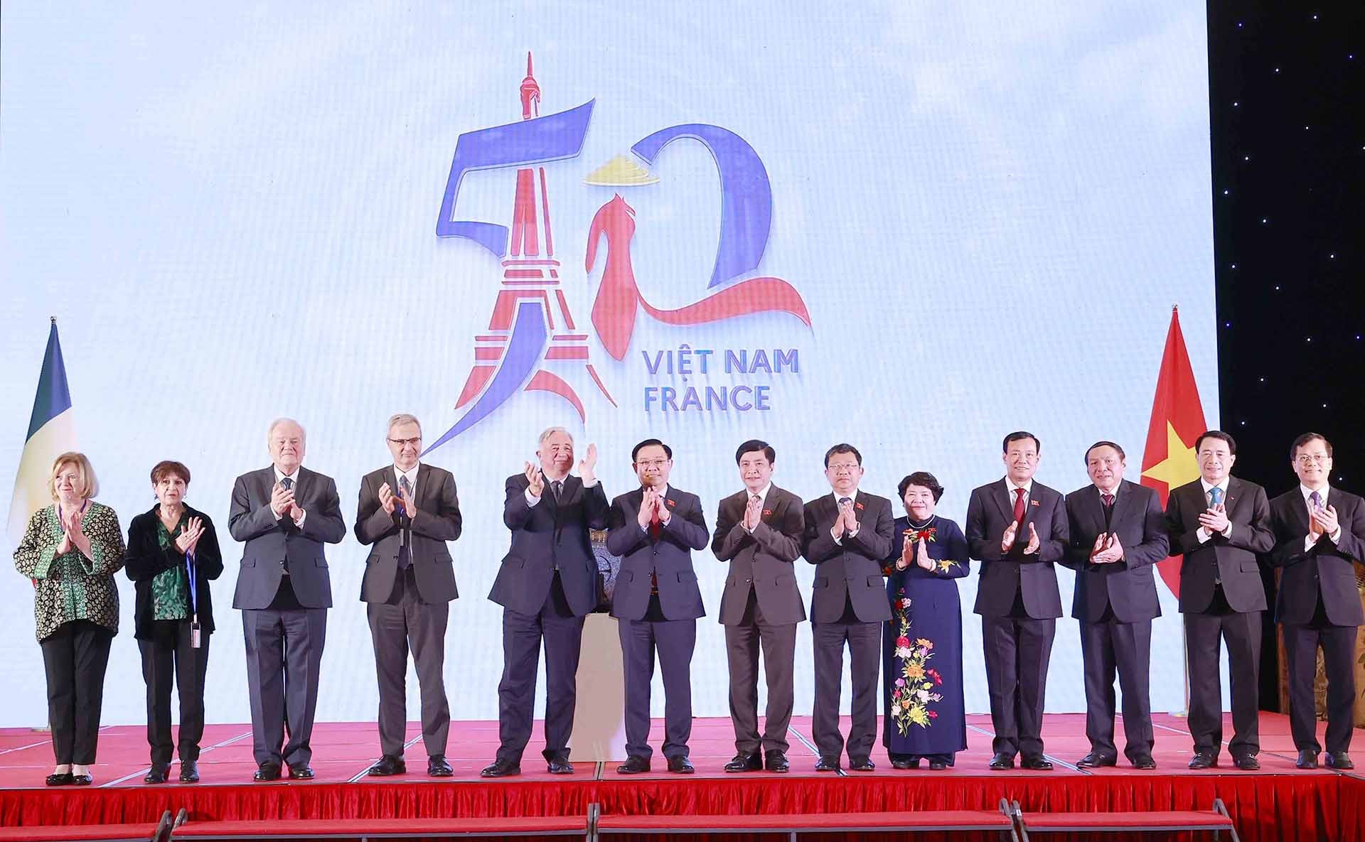 Chủ tịch Quốc hội Vương Đình Huệ và Chủ tịch Thượng viện Cộng hòa Pháp Gérard Larcher cùng đại biểu thực hiện nghi thức khởi động các sự kiện kỷ niệm 50 năm thiết lập quan hệ ngoại giao Việt Nam – Pháp. (Nguồn: TTXVN)