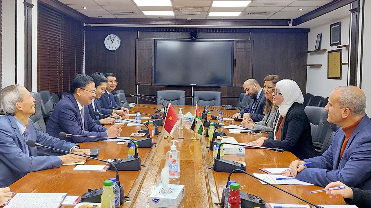 Thứ trưởng Ngoại giao Phạm Quang Hiệu làm việc với Thứ trưởng Bộ Công nghiệp, Thương mại và Cung ứng Jordan Dana Al-Zoubi.