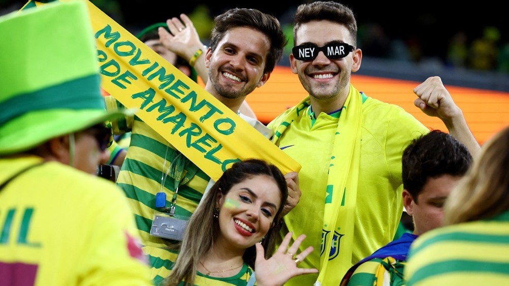 Nụ cười những cổ động viên nữ các nước trên khán đài World Cup 2022