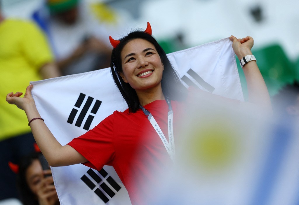 Nụ cười của những cổ động viên nữ các nước trên khán đài World Cup 2022