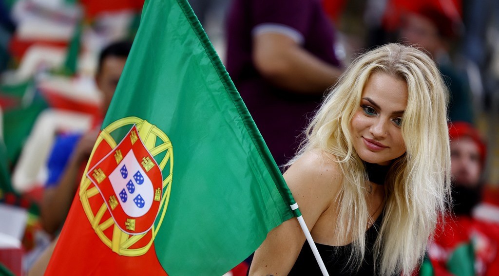 Nụ cười của những cổ động viên nữ các nước trên khán đài World Cup 2022