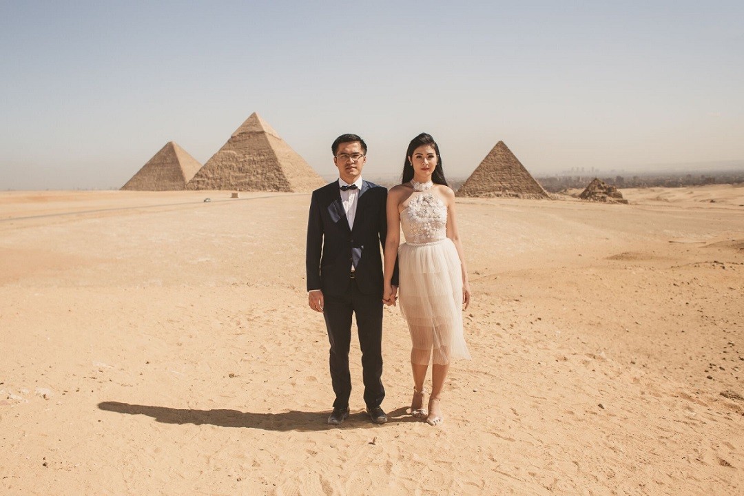 Hoa hậu Ngọc Hân chụp ảnh cưới tại Ai Cập cùng lạc đà trước kim tự tháp
