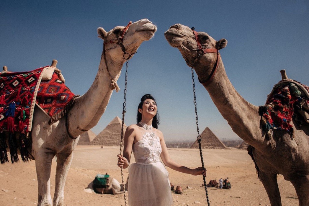 Hoa hậu Ngọc Hân chụp ảnh cưới tại Ai Cập cùng lạc đà trước kim tự tháp