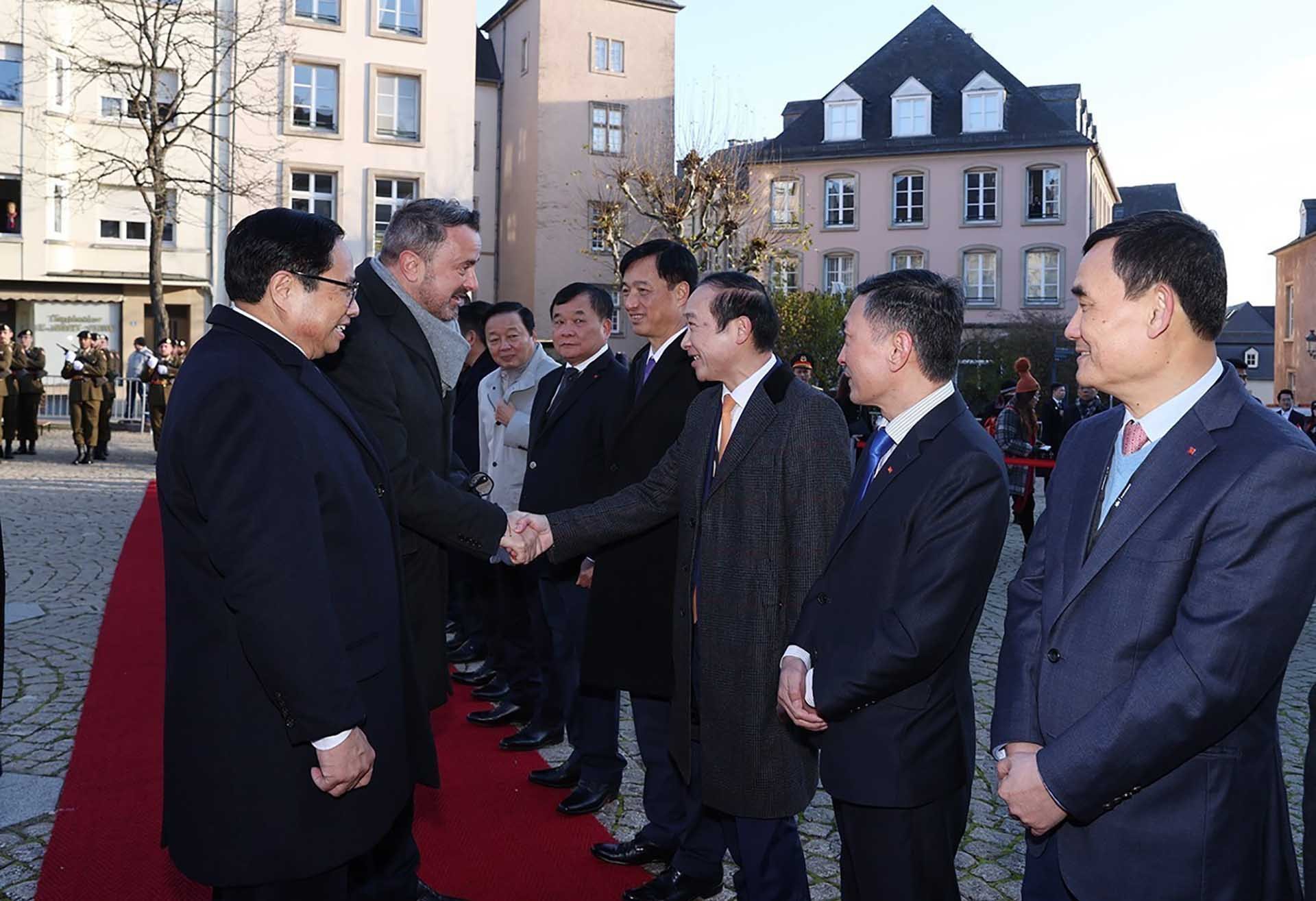 Thủ tướng Phạm Minh Chính giới thiệu với Thủ tướng Luxembourg Xavier Bettel các thành viên Đoàn đại biểu Việt Nam. (Nguồn: TTXVN)