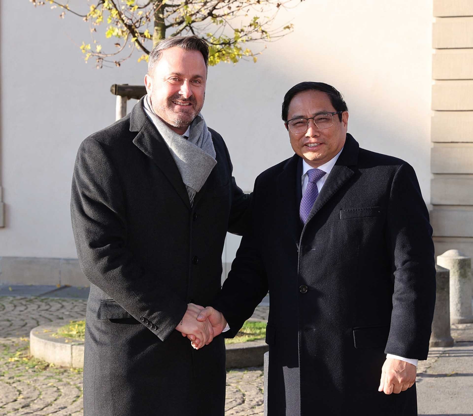 Thủ tướng Luxembourg Xavier Bettel đón Thủ tướng Phạm Minh Chính. (Nguồn: TTXVN)