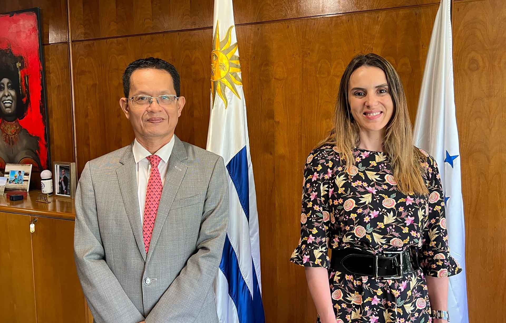Đại sứ Việt Nam tại Argentina kiêm nhiệm Uruguay Dương Quốc Thanh và Thứ trưởng Ngoại giao Uruguay Carolina Ache Batlle.