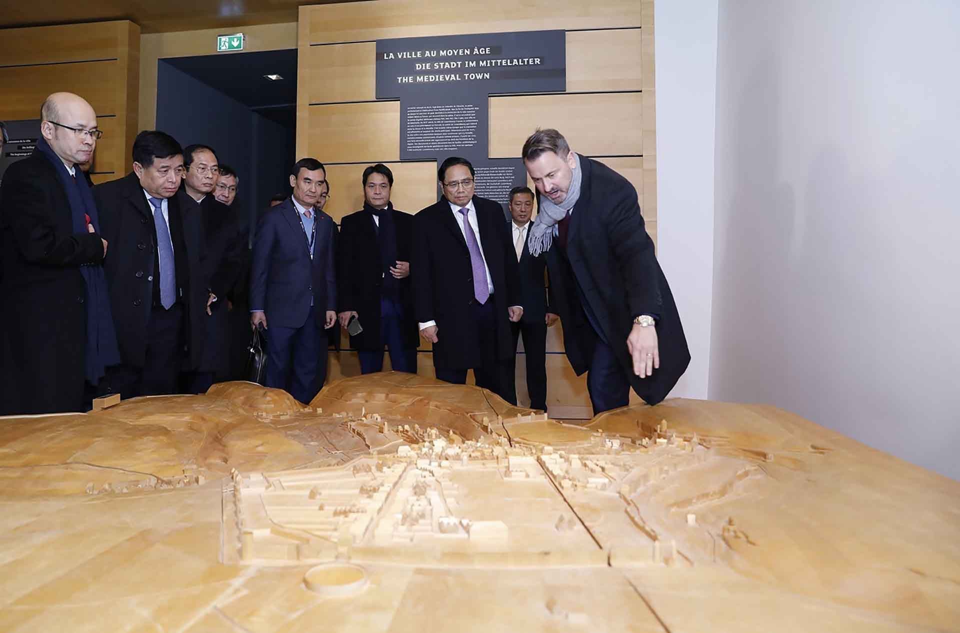 Thủ tướng Chính phủ Phạm Minh Chính và Thủ tướng Luxembourg Xavier Bettel tham quan Bảo tàng cổ ở thành phố Luxembourg . (Nguồn: TTXVN)