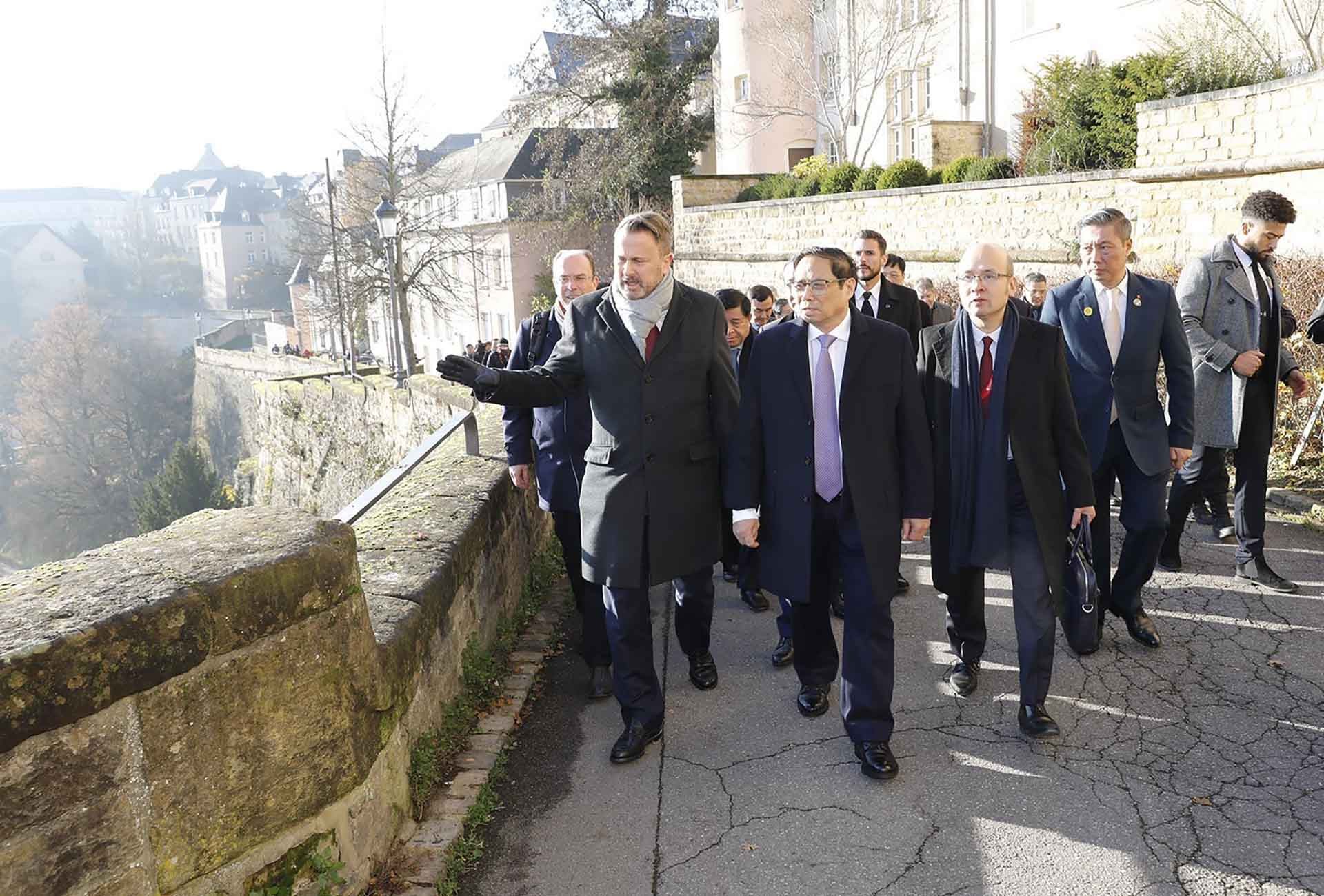 Thủ tướng Chính phủ Phạm Minh Chính và Thủ tướng Luxembourg Xavier Bettel tham quan thành phố Luxembourg . (Nguồn: TTXVN)