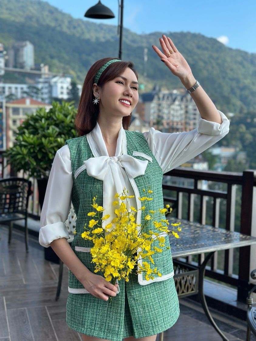 Sao Việt: Hoa hậu Mai Phương quyến rũ với màu tím, Hà Kiều Anh dịu dàng xuống phố