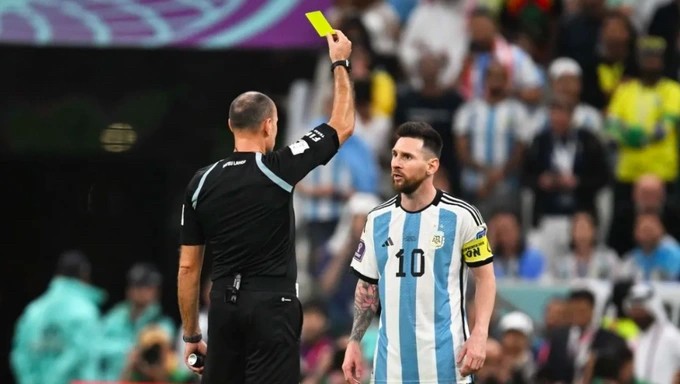 Messi là một trong 9 thành viên của đội Argentina (8 cầu thủ cùng trợ lý HLV Walter Samuel) nhận thẻ vàng trong trận đấu với Hà Lan (Ảnh: Getty).