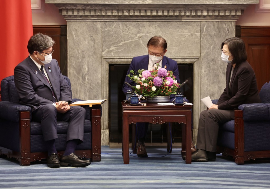 Nhà lãnh đạo Đài Loan Thái Anh Văn gặp Chủ tịch Hội đồng nghiên cứu chính sách của Đảng Dân chủ Tự do (LDP) cầm quyền tại Nhật Bản, ông Koichi Hagiuda tại Đài Bắc ngày 10/12. (Nguồn: CNA)