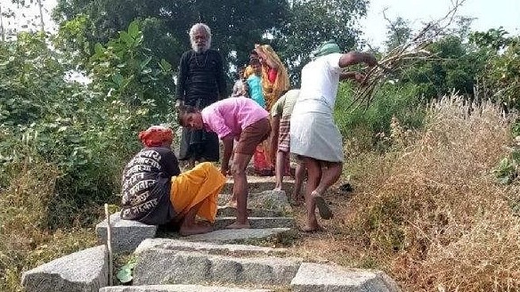 Người đàn ông đẽo 400 bậc thang đá trong 8 năm dẫn đường lên ngôi đền thiêng