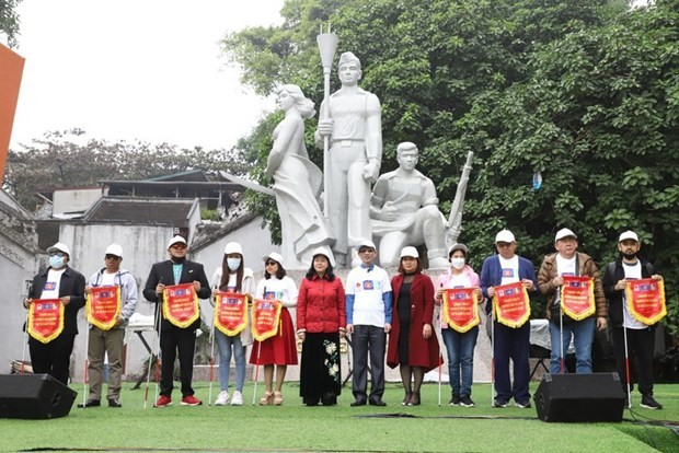 Chairwoman of the Trade Union of the Ministry of Planning and Investment Le Thi Tuong Thu presents 400 white canes to the Vietnam Blind Association. (Photo: nhandan.vn)