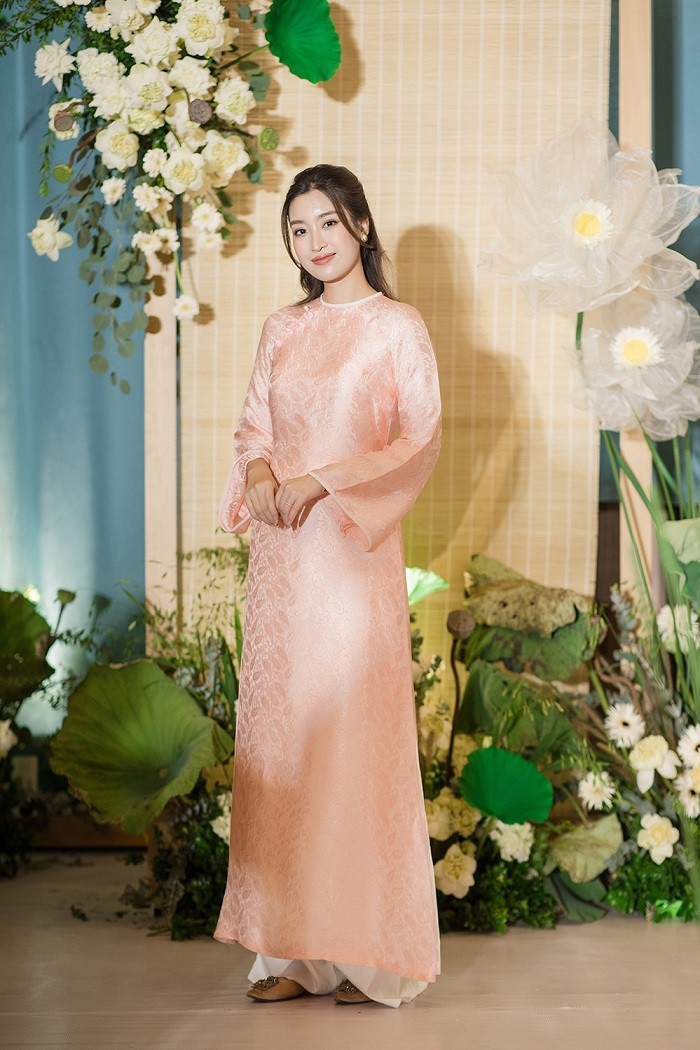 Nhan sắc các thế hệ Hoa hậu Việt Nam diện áo dài tại đám cưới Hoa hậu Ngọc Hân