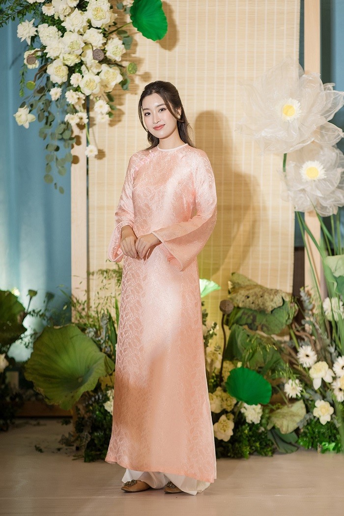 Nhan sắc các thế hệ Hoa hậu Việt Nam diện áo dài tại đám cưới Hoa hậu Ngọc Hân Nhan sắc các thế hệ Hoa hậu Việt Nam diện áo dài tại đám cưới Hoa hậu Ngọc Hân