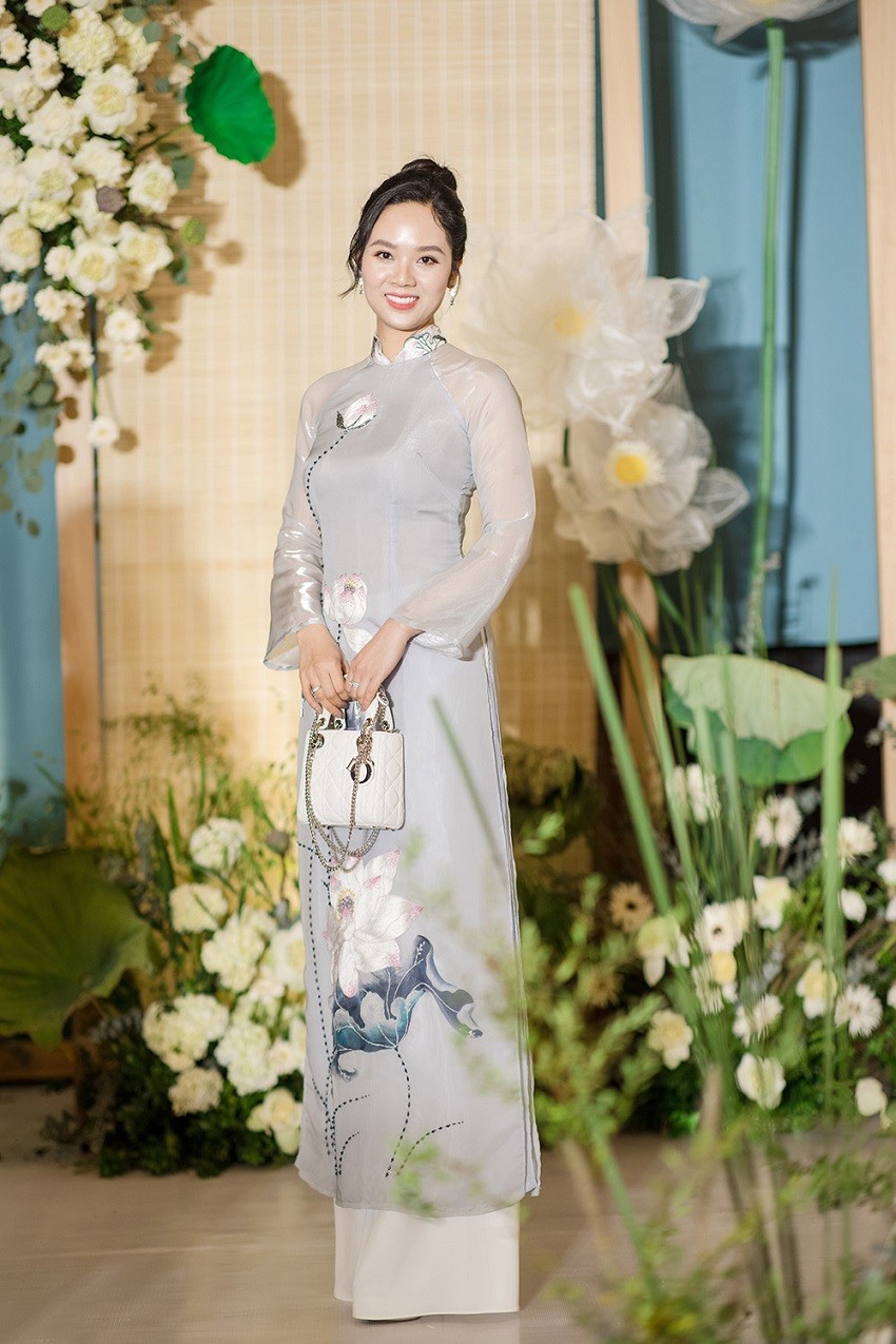 Nhan sắc các thế hệ Hoa hậu Việt Nam diện áo dài tại đám cưới Hoa hậu Ngọc Hân