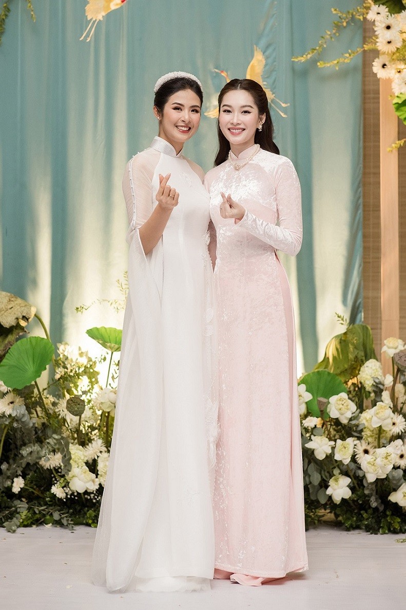 Đám cưới của Hoa hậu Việt Nam 2010 Ngọc Hân và chú rể Phạm Phú Đạt diễn ra tối 10/12 tại Hà Nội. Hoa hậu Việt Nam 2012 Đặng Thu Thảo bay từ TP HCM ra thủ đô dự cưới cô bạn thân. Đây là lần hiếm hoi cô xuất hiện tại một sự kiện công khai sau nhiều năm ở ẩn, dành trọn thời gian cho gia đình. Đám cưới của Hoa hậu Việt Nam 2010 Ngọc Hân và chú rể Phạm Phú Đạt diễn ra tối 10/12 tại Hà Nội. Hoa hậu Việt Nam 2012 Đặng Thu Thảo bay từ TP HCM ra thủ đô dự cưới cô bạn thân. Đây là lần hiếm hoi cô xuất hiện tại một sự kiện công khai sau nhiều năm ở ẩn, dành trọn thời gian cho gia đình.