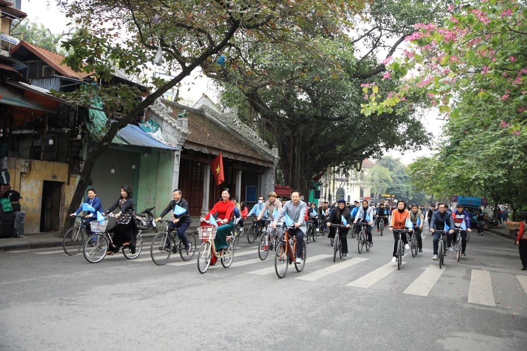 Các đại biểu và người dân Thủ đô đạp xe quanh hồ Hoàn Kiếm. (Nguồn: TTXVN)