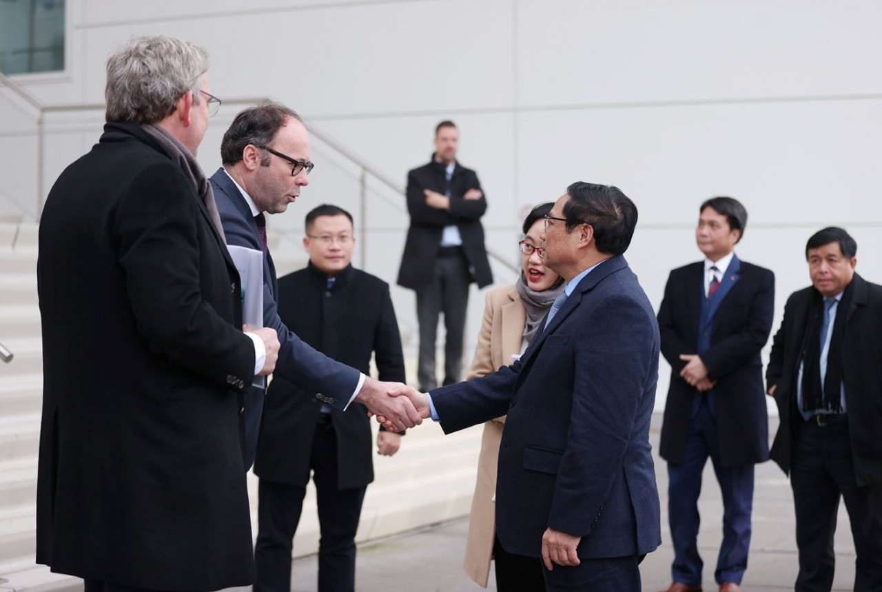 PM Pham Minh Chinh (R) meets Vice Governor of North Brabant province Martijn van Gruijthuijsen on December 11. (Photo: VNA)