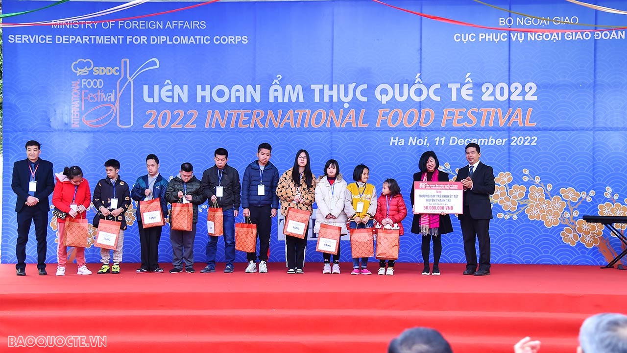 Chương trình Liên hoan ẩm thực quốc tế chuyển tiền từ thiện về Mặt trận Tổ quốc Việt Nam