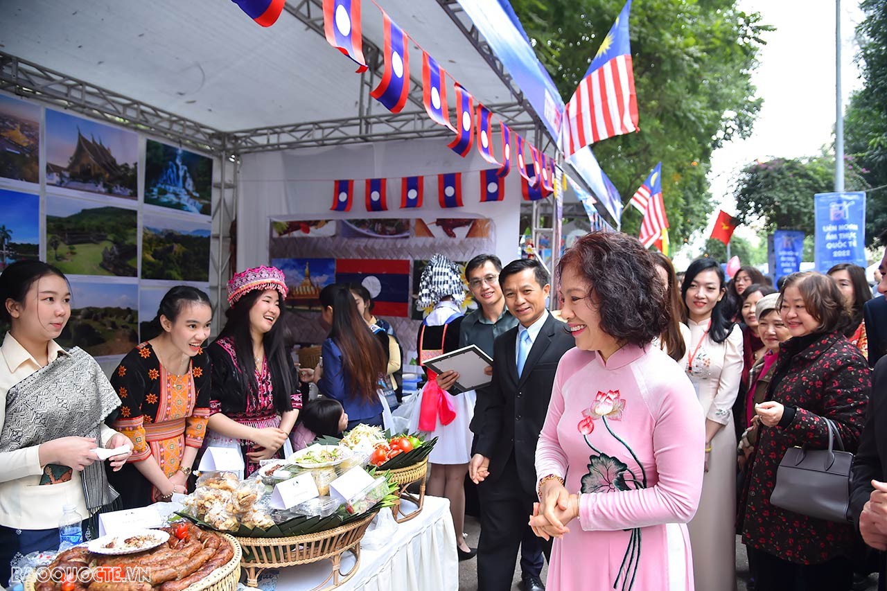 Ngày 11/12, tại Khu ngoại giao đoàn Vạn Phúc, Hà Nội, Cục Phục vụ Ngoại giao đoàn, Bộ Ngoại giao tổ chức Liên hoan ẩm thực quốc tế lần thứ 10, năm 2022.