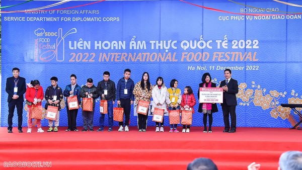 Chương trình Liên hoan ẩm thực quốc tế chuyển tiền từ thiện về Mặt trận Tổ quốc Việt Nam