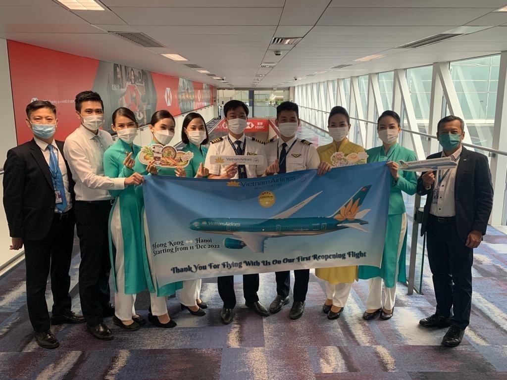 Ông Ngô Trí Hưng - Trưởng Chi nhánh Vietnam Airlines tại Hong Kong (ngoài cùng bên phải) cùng tổ bay của chuyến VN593 Hong Kong - Hà Nội tại sân bay quốc tế Hong Kong ngày 11/12/2022. (Nguồn: TTXVN)